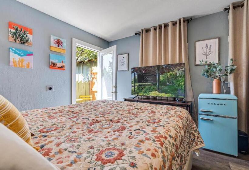 فندق Cinnamon Bear Creekside Inn