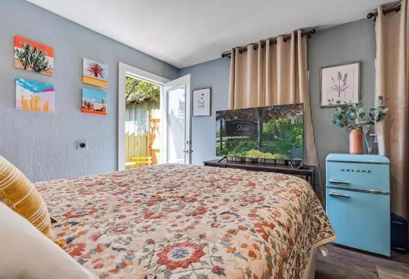 Отель Cinnamon Bear Creekside Inn