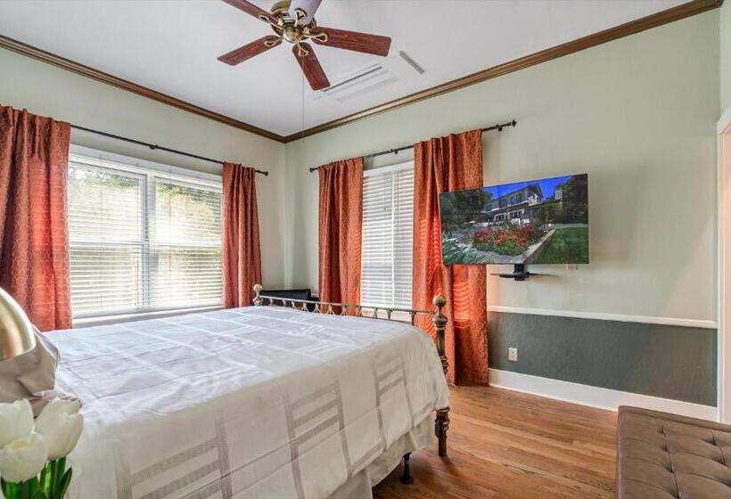 فندق Cinnamon Bear Creekside Inn