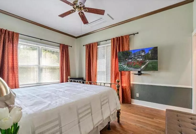 Отель Cinnamon Bear Creekside Inn