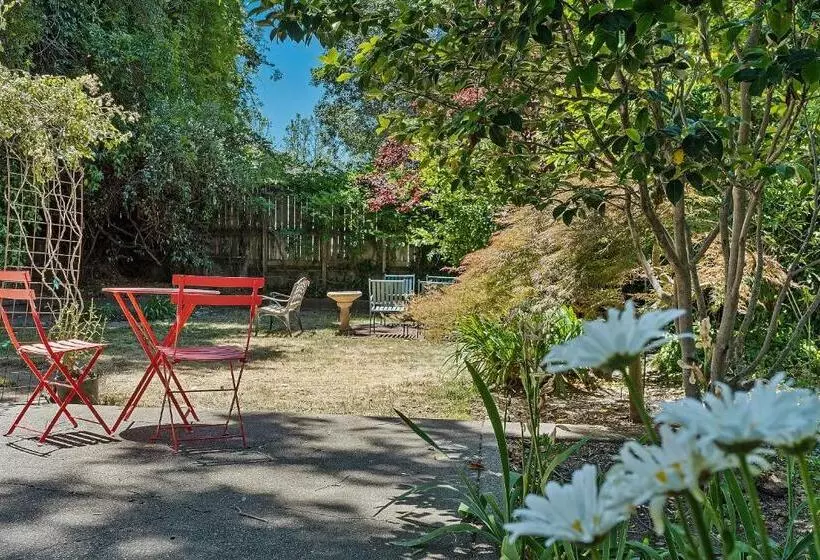 Отель Cinnamon Bear Creekside Inn