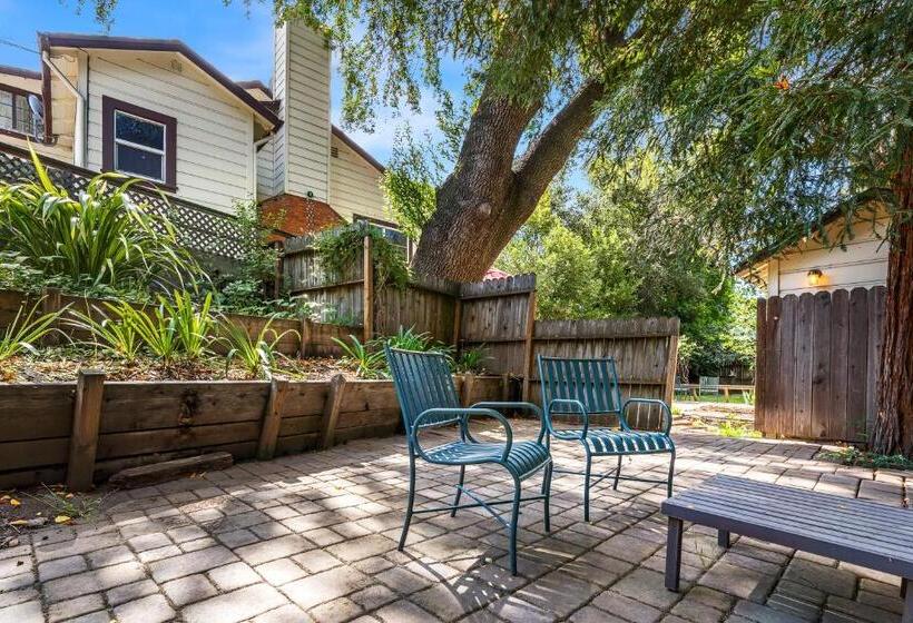 فندق Cinnamon Bear Creekside Inn