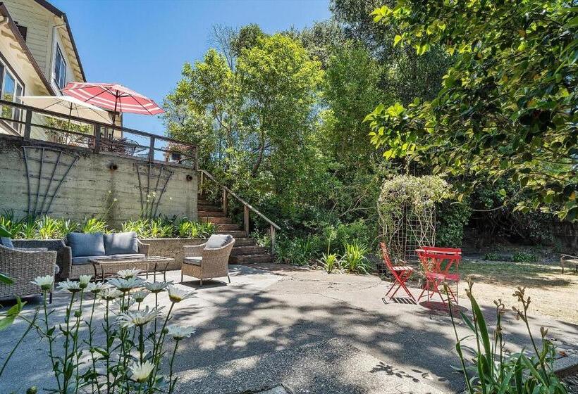 فندق Cinnamon Bear Creekside Inn