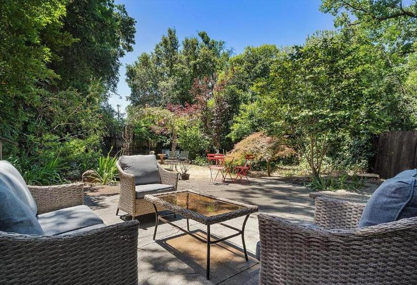 فندق Cinnamon Bear Creekside Inn