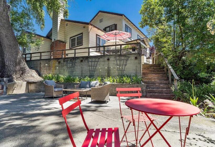 فندق Cinnamon Bear Creekside Inn