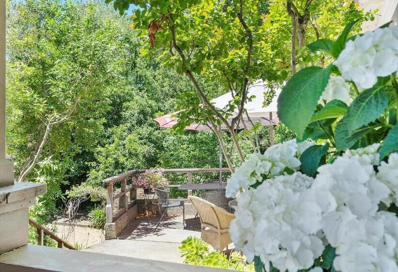 فندق Cinnamon Bear Creekside Inn