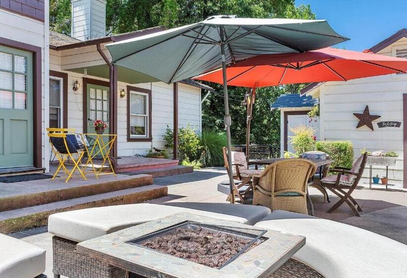 فندق Cinnamon Bear Creekside Inn