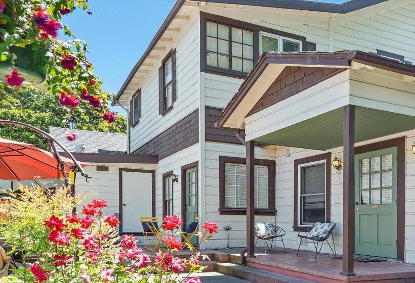 فندق Cinnamon Bear Creekside Inn