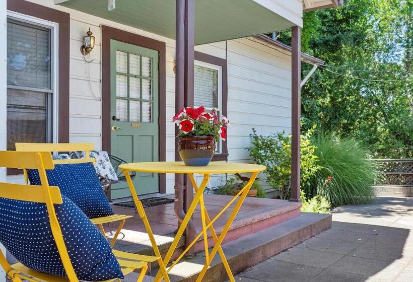 فندق Cinnamon Bear Creekside Inn