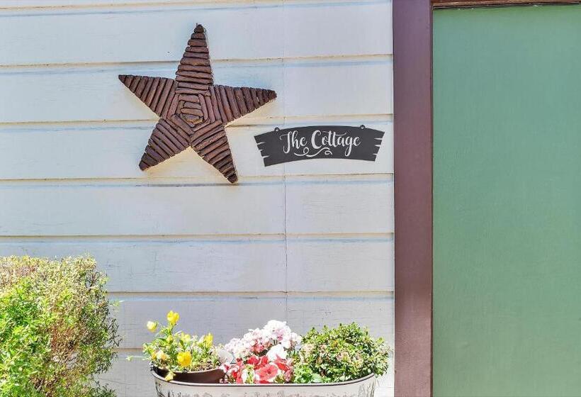 فندق Cinnamon Bear Creekside Inn