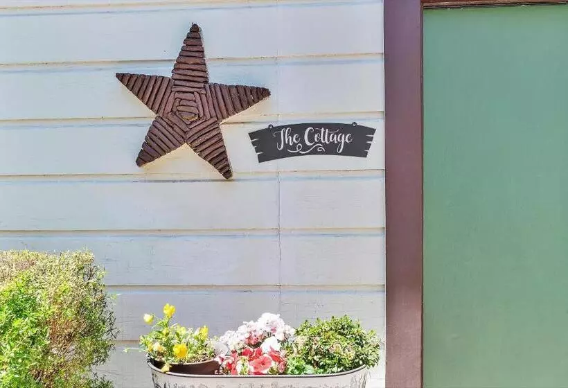 Отель Cinnamon Bear Creekside Inn