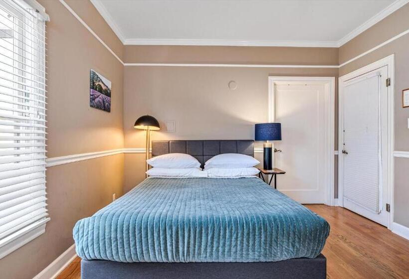 فندق Cinnamon Bear Creekside Inn