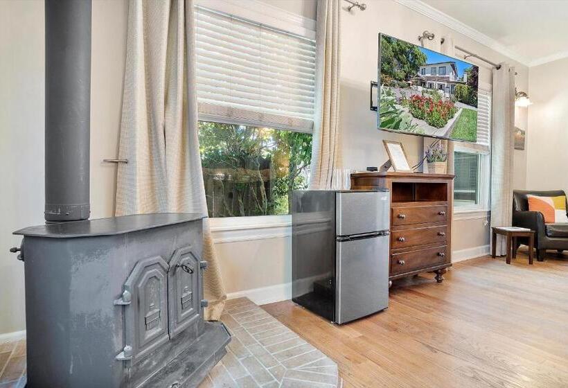 فندق Cinnamon Bear Creekside Inn