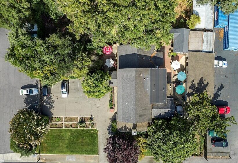 فندق Cinnamon Bear Creekside Inn