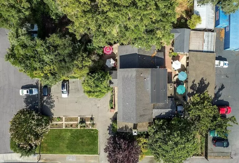 Отель Cinnamon Bear Creekside Inn