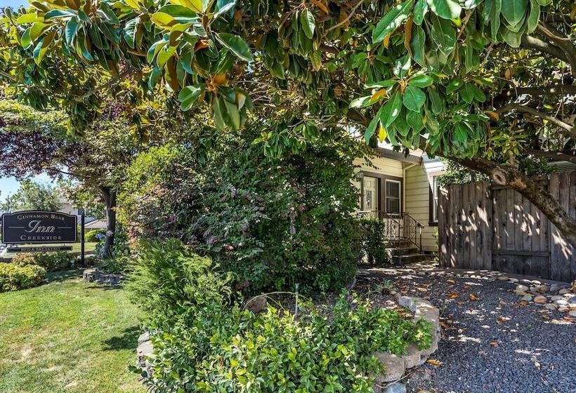 فندق Cinnamon Bear Creekside Inn
