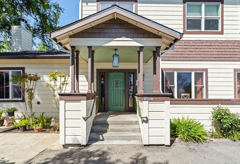 فندق Cinnamon Bear Creekside Inn