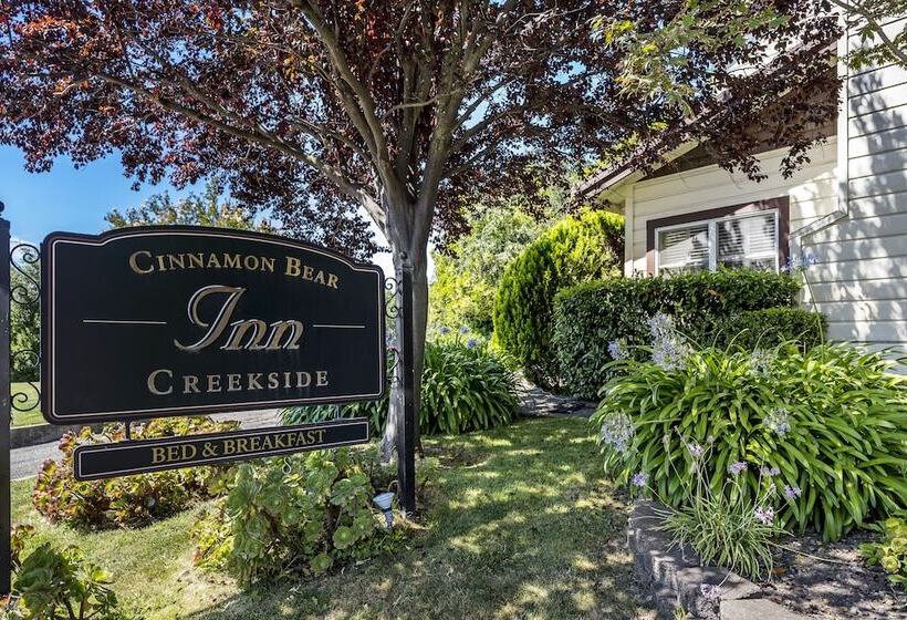 فندق Cinnamon Bear Creekside Inn