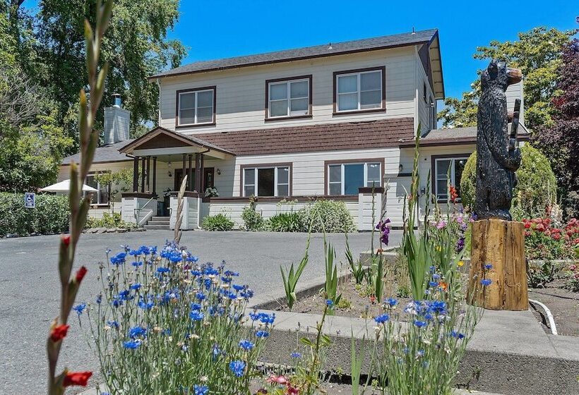 فندق Cinnamon Bear Creekside Inn