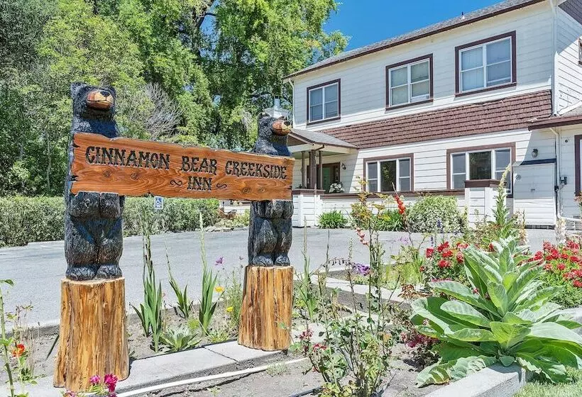 Отель Cinnamon Bear Creekside Inn