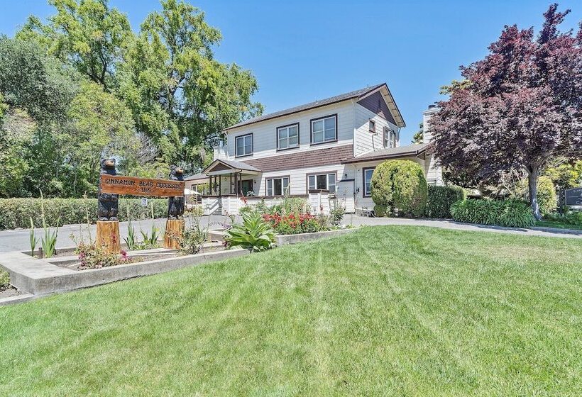 فندق Cinnamon Bear Creekside Inn