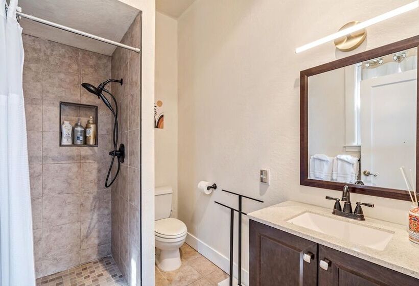 فندق Cinnamon Bear Creekside Inn