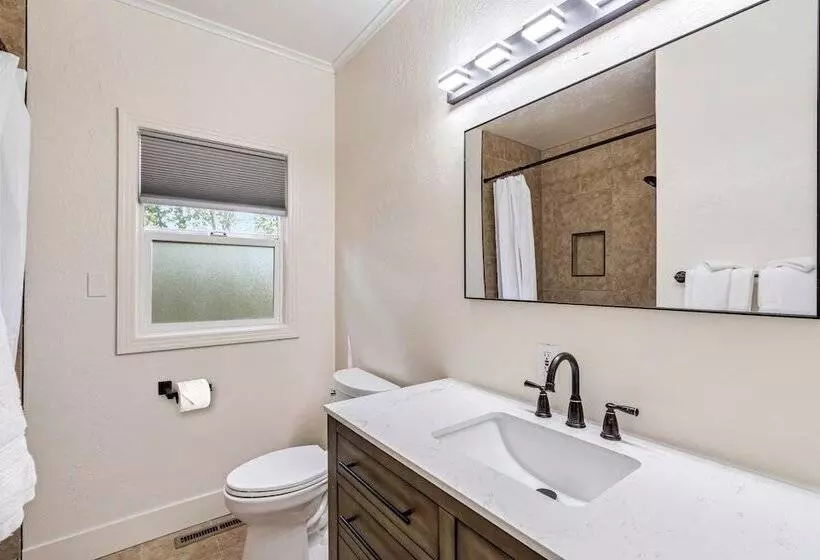 Отель Cinnamon Bear Creekside Inn