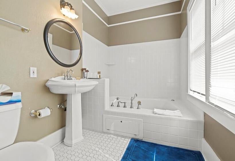 فندق Cinnamon Bear Creekside Inn