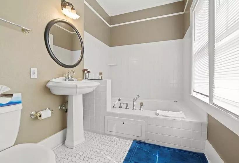 Отель Cinnamon Bear Creekside Inn