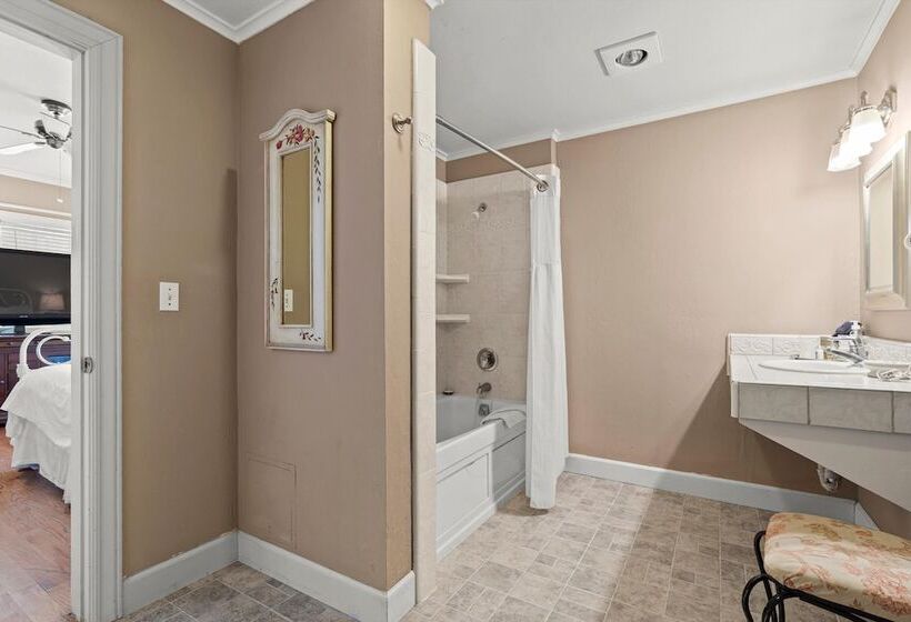 فندق Cinnamon Bear Creekside Inn