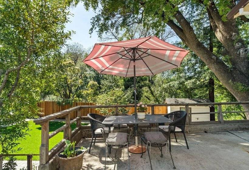 فندق Cinnamon Bear Creekside Inn