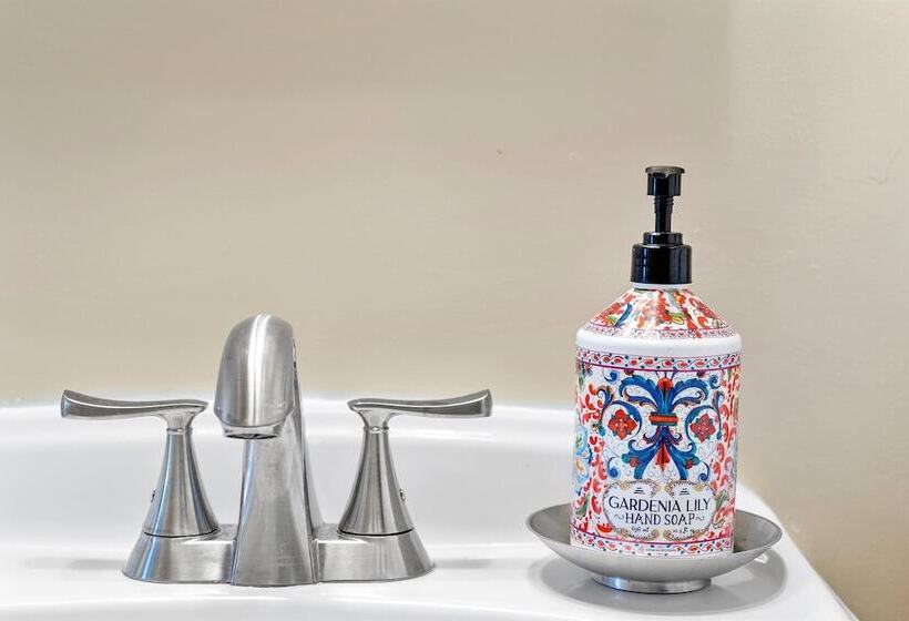 فندق Cinnamon Bear Creekside Inn