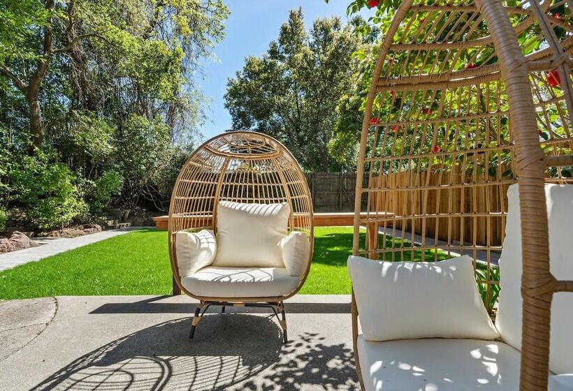 فندق Cinnamon Bear Creekside Inn