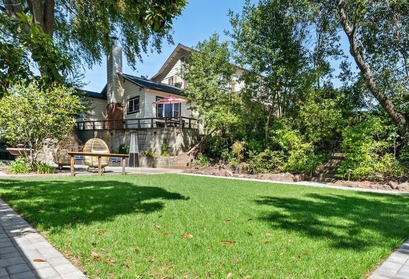 فندق Cinnamon Bear Creekside Inn