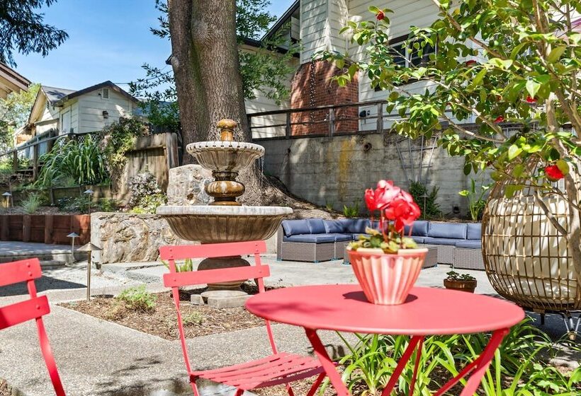 فندق Cinnamon Bear Creekside Inn