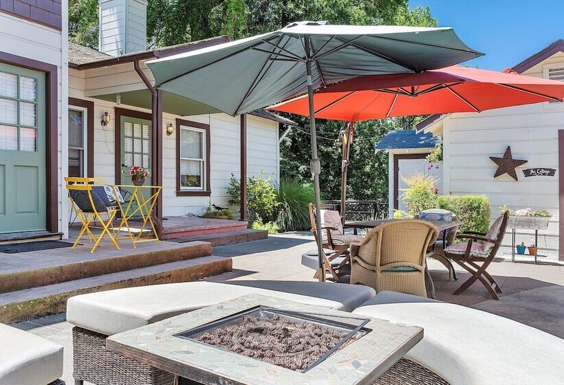 فندق Cinnamon Bear Creekside Inn