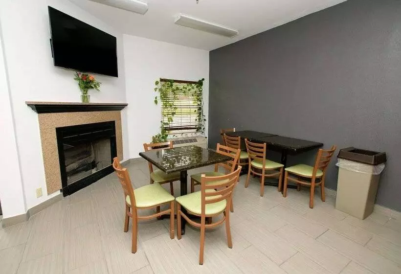 هتل Hometown Innringgold