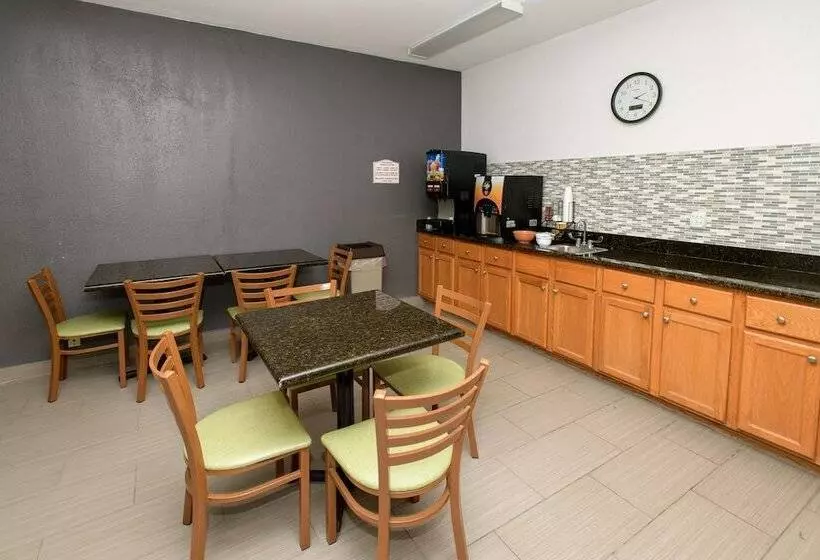 هتل Hometown Innringgold