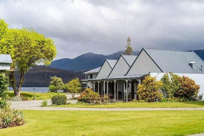 Lakeside Motel & Apartments