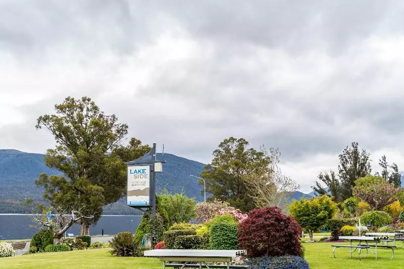 Lakeside Motel & Apartments