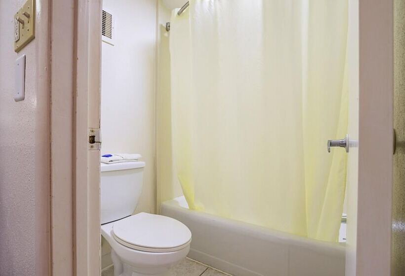 فندق على الطريق Clarion Pointe