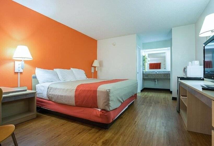 فندق على الطريق Clarion Pointe