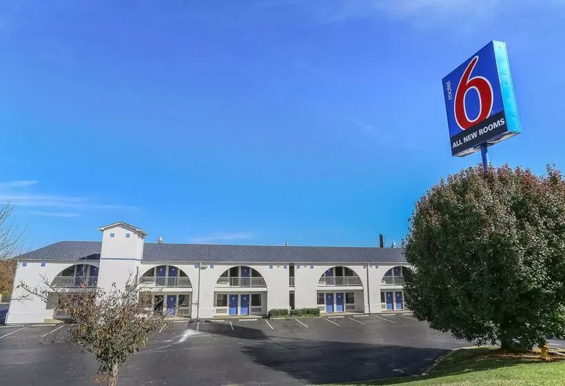 Motel 6 Dickson, Tn