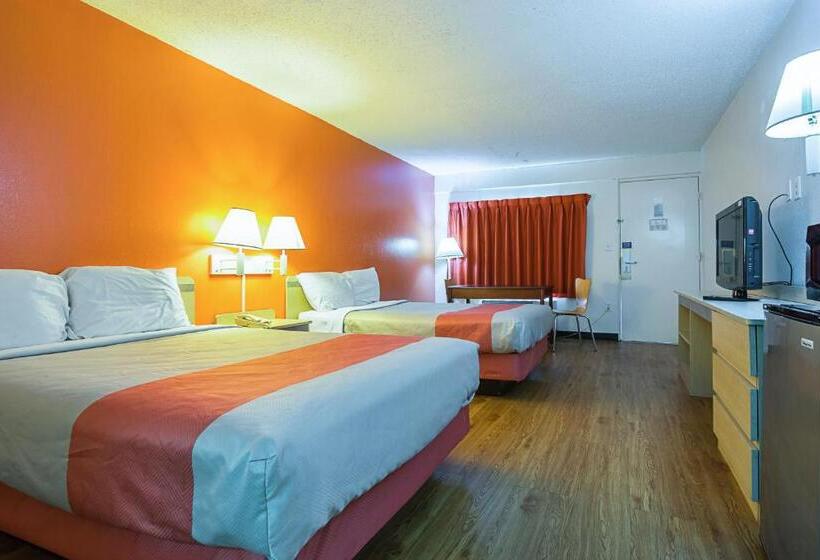 فندق على الطريق Clarion Pointe