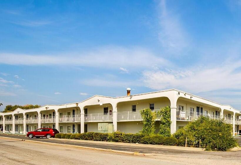 فندق على الطريق Clarion Pointe