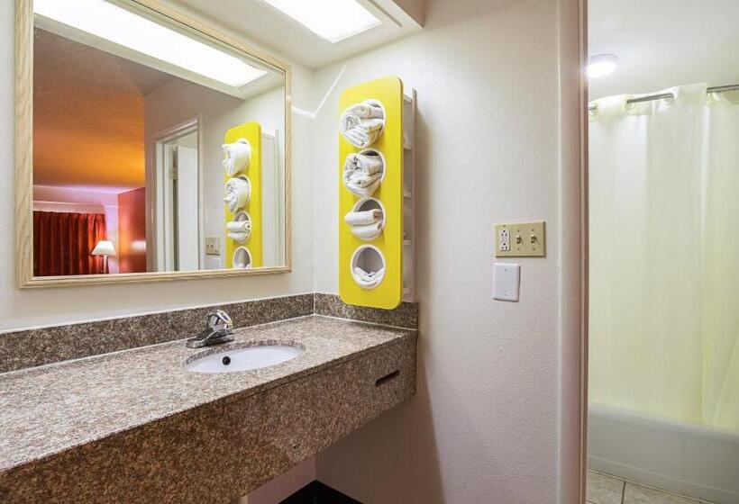 فندق على الطريق Clarion Pointe