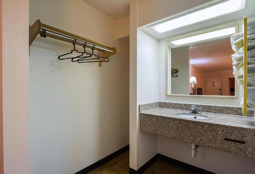 فندق على الطريق Clarion Pointe