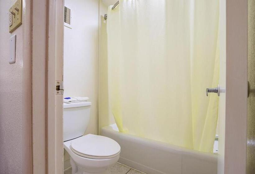 فندق على الطريق Clarion Pointe