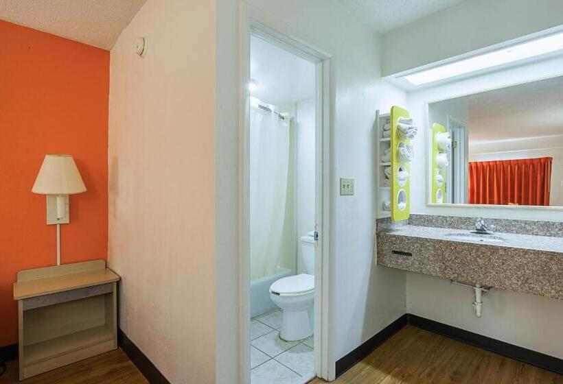 فندق على الطريق Clarion Pointe