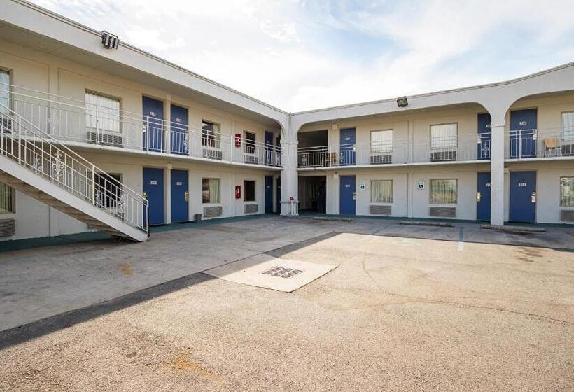 فندق على الطريق Clarion Pointe